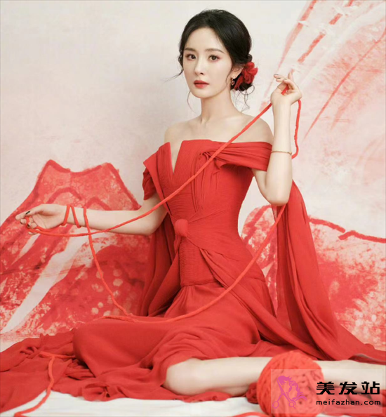 楊冪涂山紅紅造型 紅色紅裙盤發美翻了