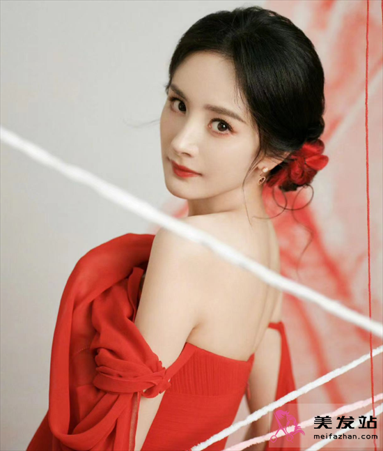 楊冪涂山紅紅造型 紅色紅裙盤發美翻了