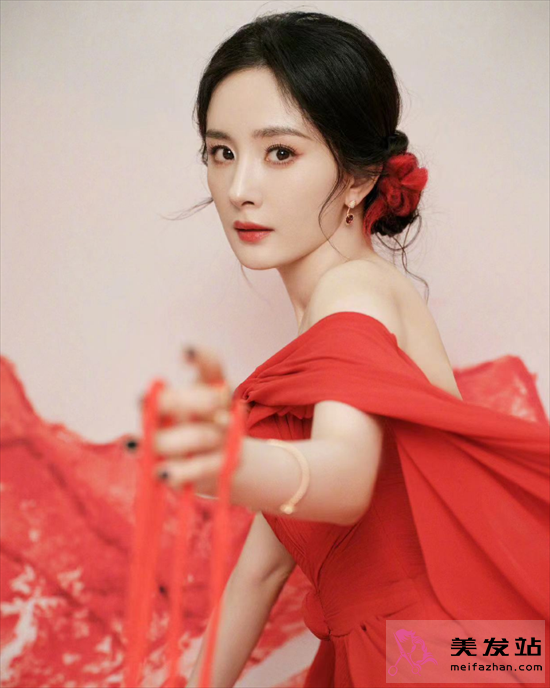 楊冪涂山紅紅造型 紅色紅裙盤發美翻了