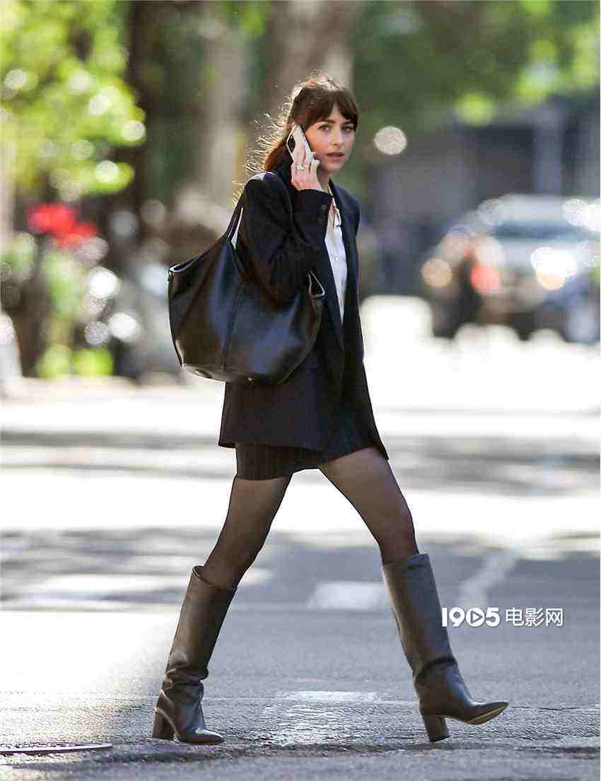達妹又脫了！《物質(zhì)主義者》曝路透 美隊西裝蠱人
