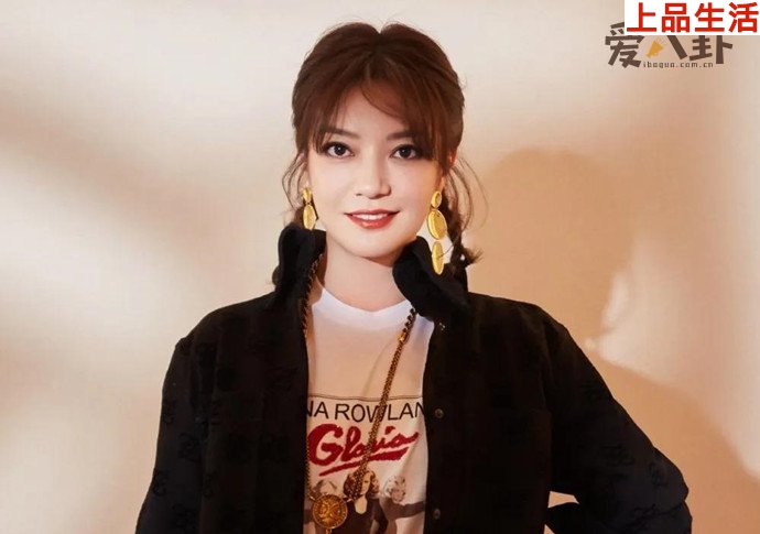 趙薇深夜發文曬與男子合照引熱議