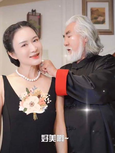 杜星霖比張紀(jì)中小了多少歲,張紀(jì)中娶小30歲妻子杜星霖插圖3 4 杜星霖比張紀(jì)中小了多少歲,張紀(jì)中娶小30歲妻子杜星霖 4