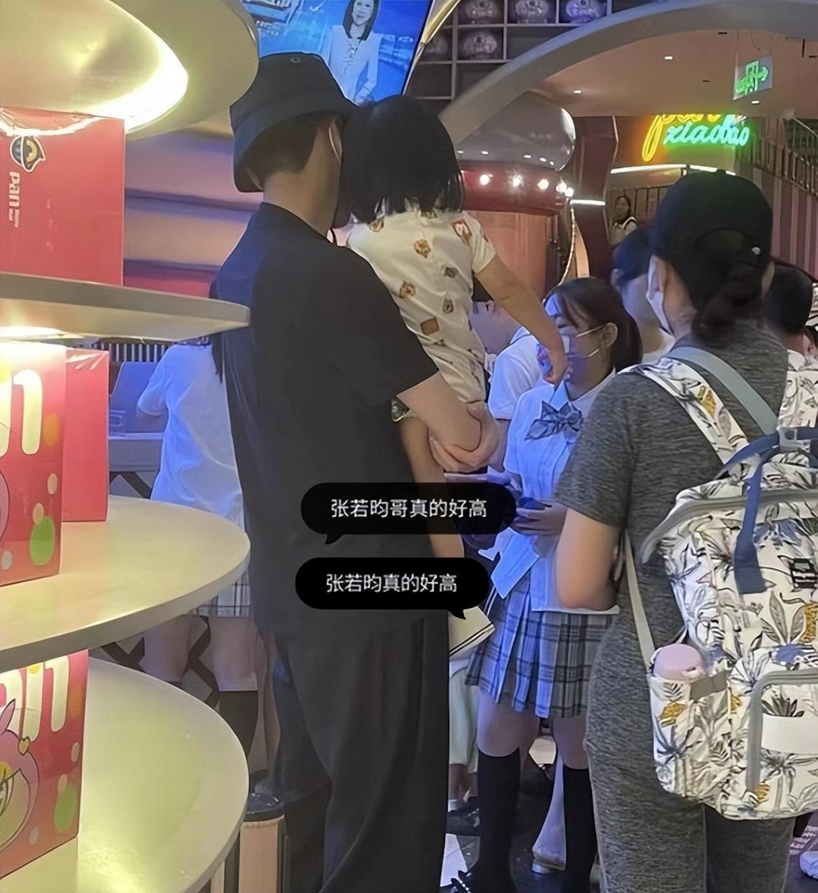唐藝昕接女兒放學(xué)，張若昀4歲女兒近照 14