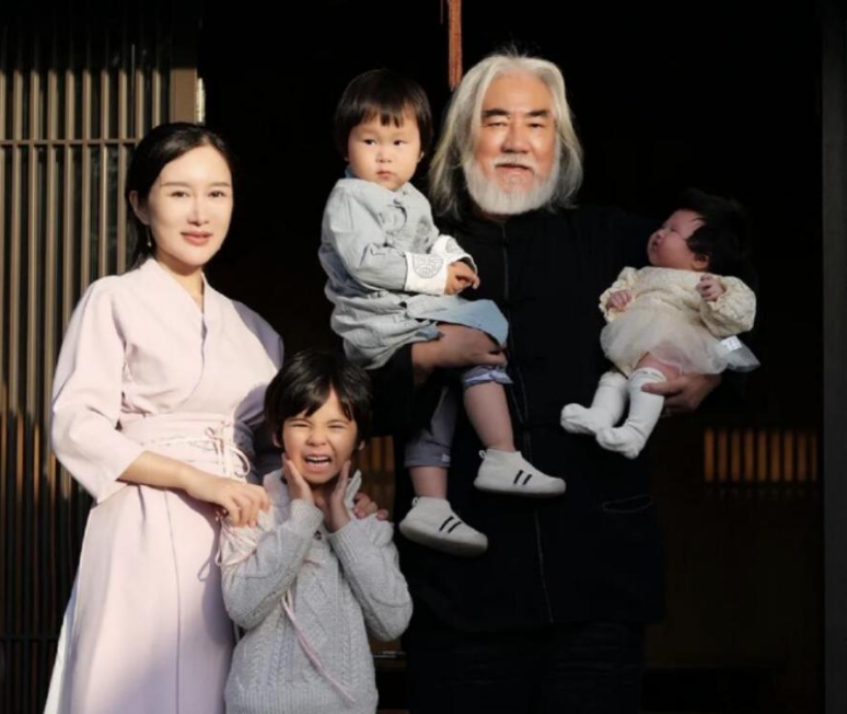 杜星霖比張紀(jì)中小了多少歲,張紀(jì)中娶小30歲妻子杜星霖插圖21 22 杜星霖比張紀(jì)中小了多少歲,張紀(jì)中娶小30歲妻子杜星霖 22