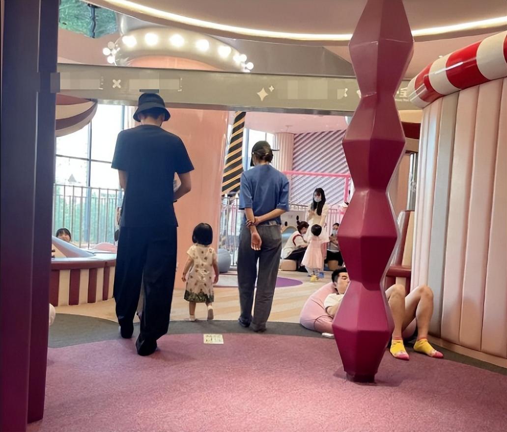 唐藝昕接女兒放學(xué)，張若昀4歲女兒近照 16