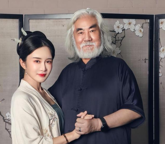 杜星霖比張紀(jì)中小了多少歲,張紀(jì)中娶小30歲妻子杜星霖插圖25 26 杜星霖比張紀(jì)中小了多少歲,張紀(jì)中娶小30歲妻子杜星霖 26