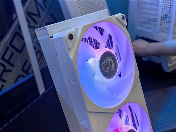 微星機電散新成果秀：優雅堅固楓木、獨特雙層葉片
