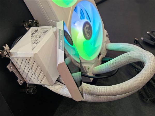 微星機電散新成果秀：優雅堅固楓木、獨特雙層葉片