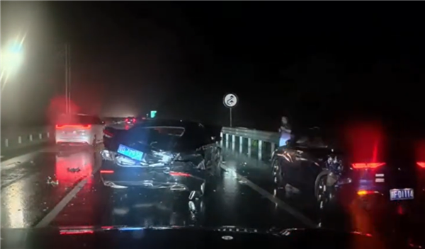 華為AEB立大功！問界雨夜高速過龍門架后緊急剎停：一身冷汗