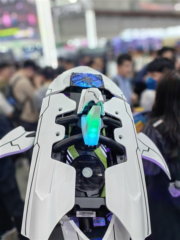 酷冷至尊做了一條“機(jī)械鯊魚”主機(jī)！