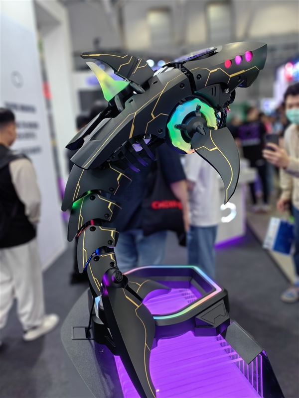 酷冷至尊做了一條“機(jī)械鯊魚”主機(jī)！
