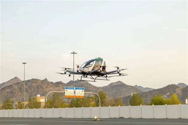 純電空中出租車！億航智能EH216-S無人駕駛eVTOL完成沙特首飛