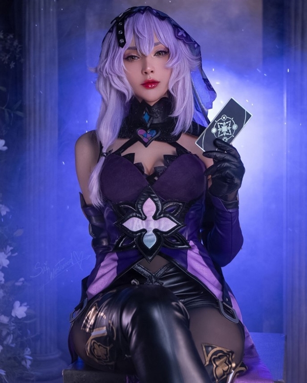 烏克蘭美女Cos《咒術回戰》冥冥：皮衣黑絲身材熱辣