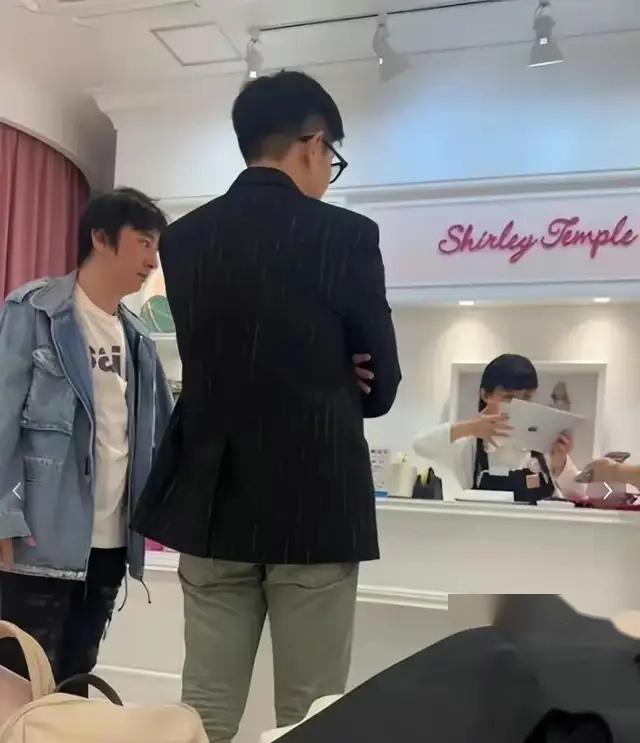 王思聰把ins頭像換成卡通圖案,并配文:“你爹來了插圖5 6 王思聰把ins頭像換成卡通圖案,并配文:“你爹來了 6