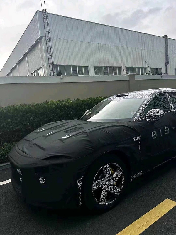 雷軍大殺招！小米汽車SUV路測諜照曝光：網友直呼法拉利Purosangue既視感