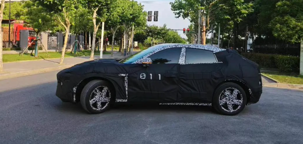雷軍大殺招！小米汽車SUV路測諜照曝光：網友直呼法拉利Purosangue既視感