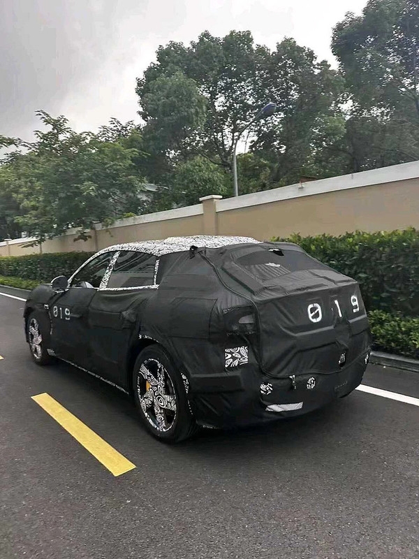 雷軍大殺招！小米汽車SUV路測諜照曝光：網友直呼法拉利Purosangue既視感