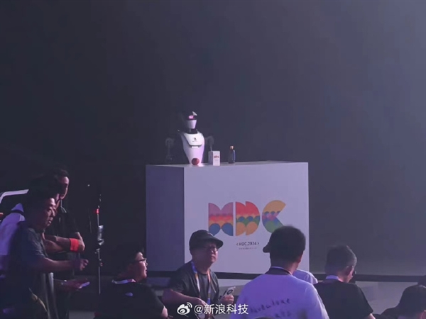 外形炫酷！人形機器人現身華為開發者大會