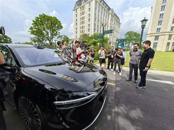 余承東邀請微博CEO試乘享界S9：空間很大 零重力座椅、投影都有