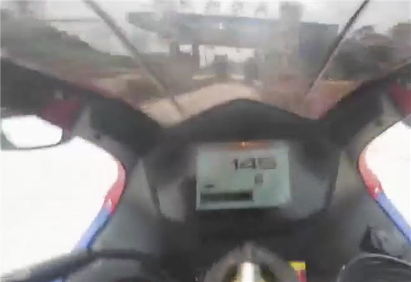 瘋狂！騎手150km/h闖高速收費站：一己之力為禁摩做貢獻