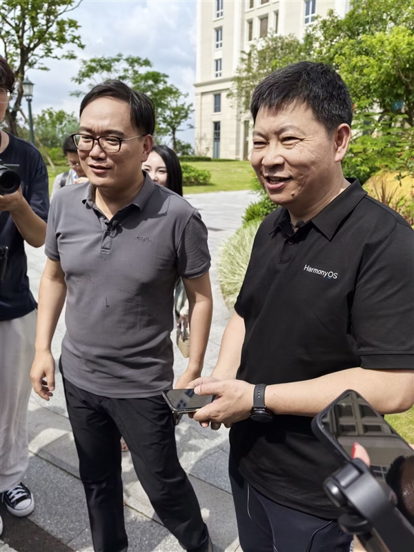余承東邀請微博CEO試乘享界S9：空間很大 零重力座椅、投影都有