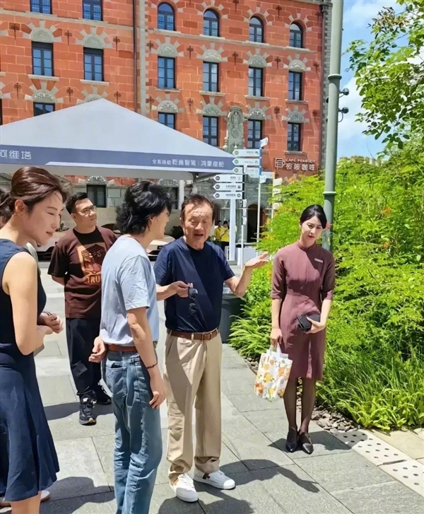 任正非新露面！80歲精神矍鑠