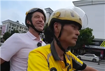 凱迪拉克總裁飛中國體驗送外賣：助力小哥早日買傲歌