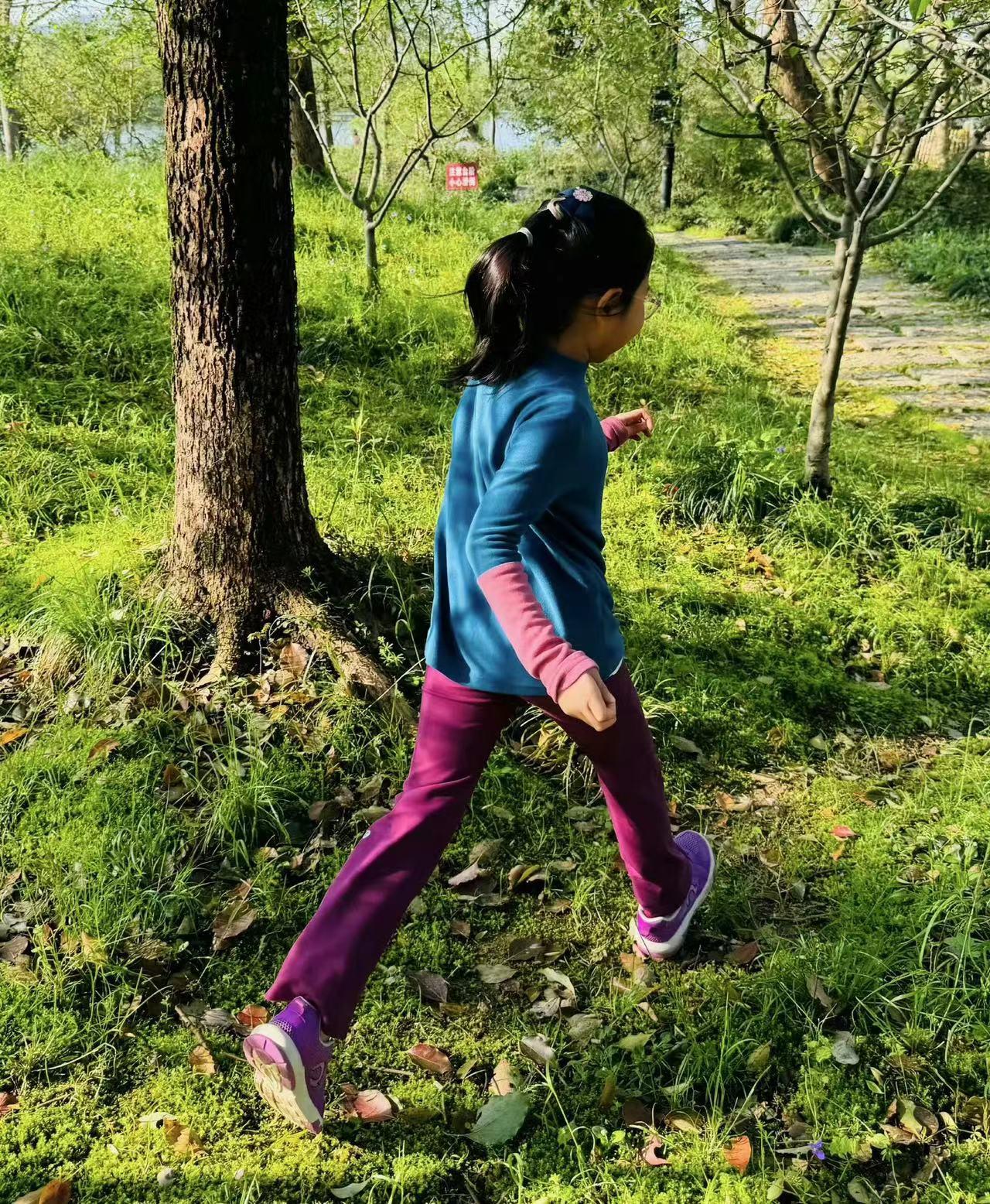 朱丹周一圍帶女兒參加小學入學測試 32