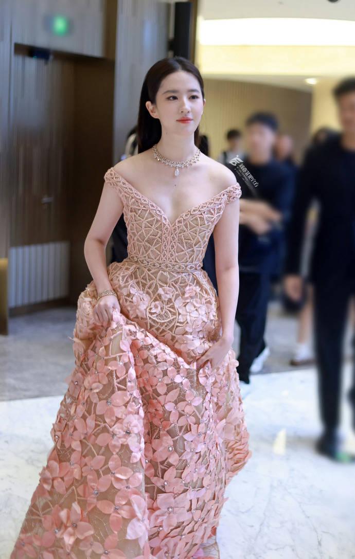 劉亦菲說一些演員爆火就飄了,劉亦菲三年三部作品火爆出圈插圖7 8 劉亦菲說一些演員爆火就飄了,劉亦菲三年三部作品火爆出圈 8