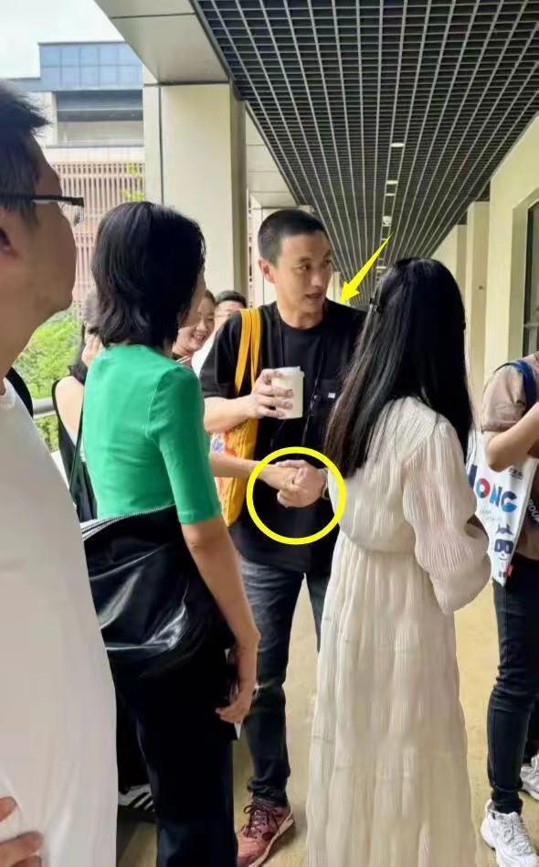 朱丹周一圍帶女兒參加小學入學測試 4
