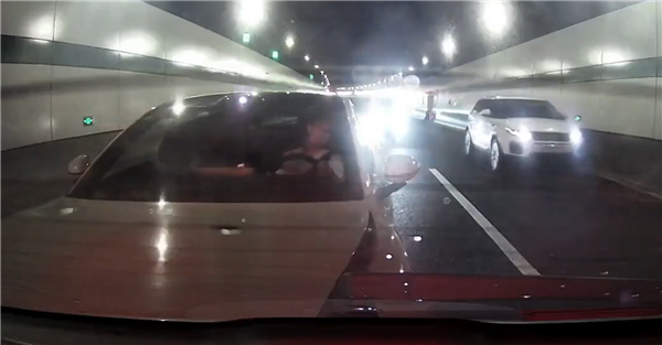 小米SU7隧道內追尾問界M5：SUV的優(yōu)勢一眼可見