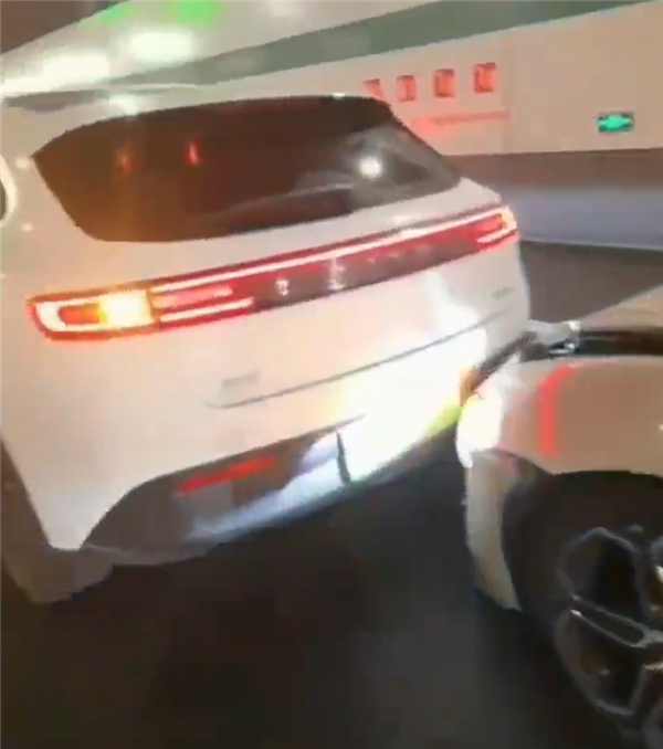 小米SU7隧道內追尾問界M5：SUV的優(yōu)勢一眼可見