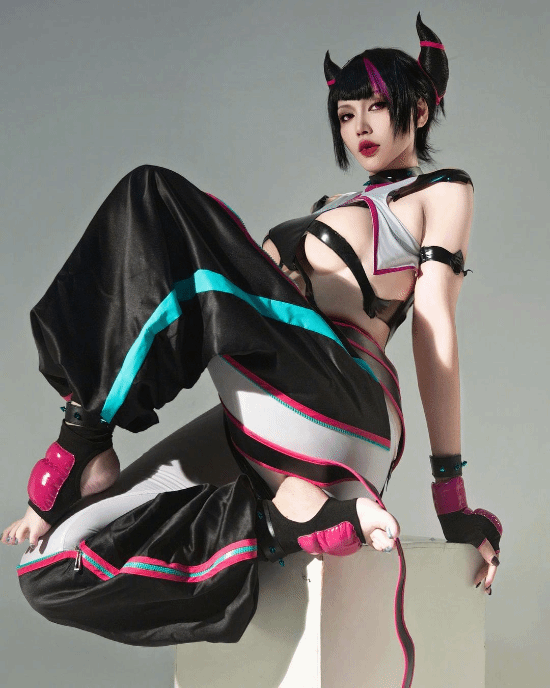 美女COS《街霸6》韓蛛俐：瘋P美人來到現實