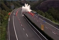 司機使用輔助駕駛時看手機釀事故 不減速撞上前車：網友喊話為何不開華為