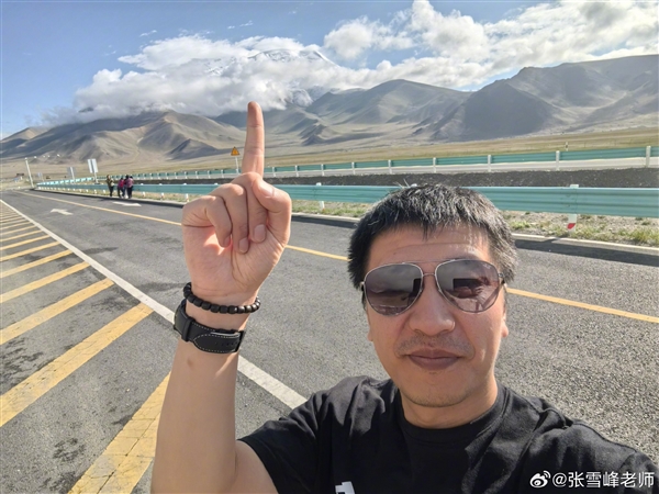 給員工放20天暑假：張雪峰現身新疆 和真雪峰合影