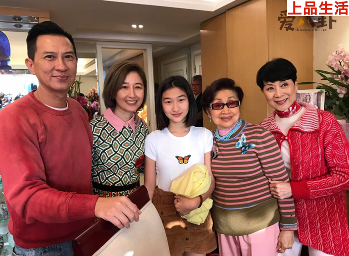 關詠荷夫妻和女兒