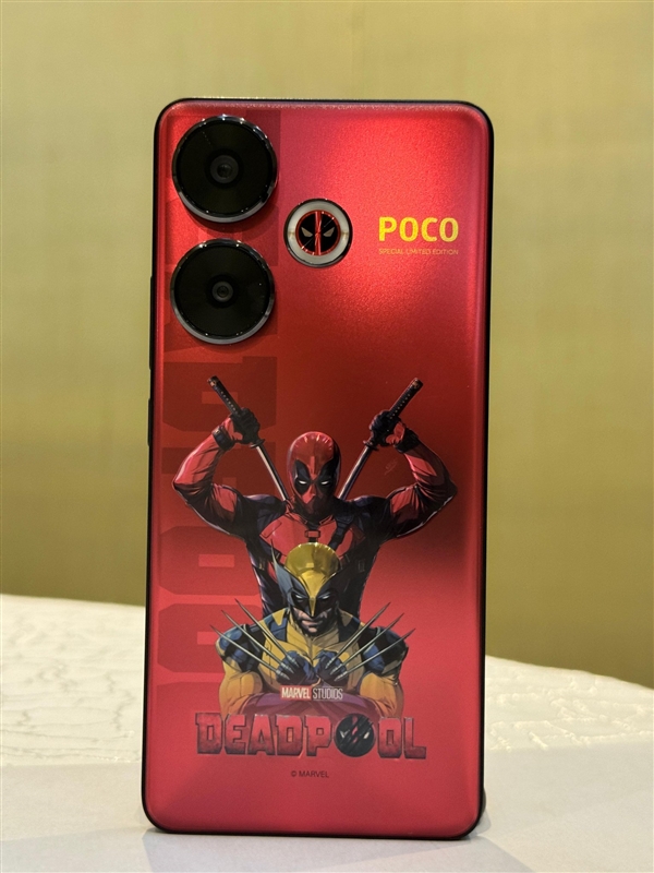 小米POCO F6《死侍與金剛狼》聯名版真機曝光：賤賤閃光燈吸睛