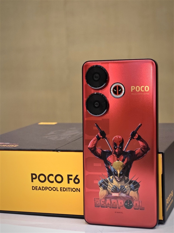 小米POCO F6《死侍與金剛狼》聯名版真機曝光：賤賤閃光燈吸睛