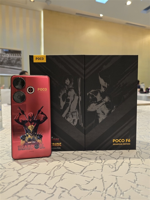 小米POCO F6《死侍與金剛狼》聯名版真機曝光：賤賤閃光燈吸睛