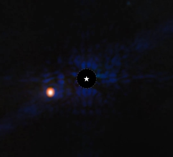 韋布望遠(yuǎn)鏡首次直接拍到系外行星！還是個(gè)“三體”星系