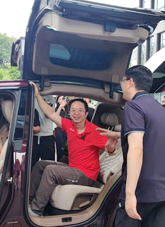 看著都疼！周鴻祎親測國產車防夾手功能：結果翻車