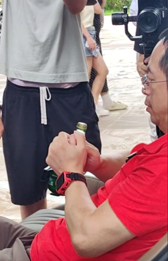看著都疼！周鴻祎親測國產車防夾手功能：結果翻車