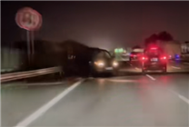 夜間高速路上突現驚魂一幕 特斯拉救車主一命