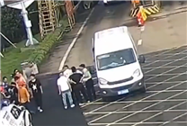 超員450%！6座車里硬塞33個人：司機駕照分一次性扣光