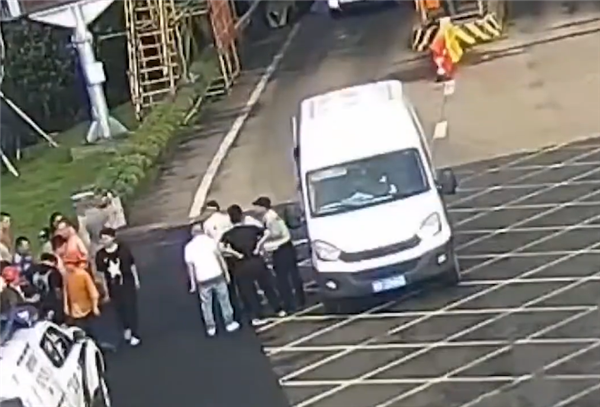 超員450%！6座車?yán)镉踩?3個(gè)人：司機(jī)駕照分一次性扣光