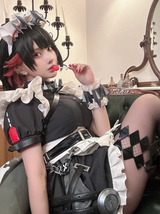 櫻花妹COS《絕區零》艾蓮：黑絲鯊魚妹冷艷又性感