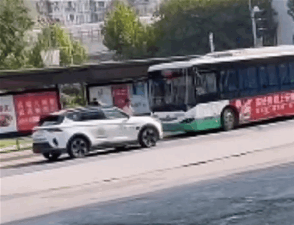 武漢街頭一蘿卜快跑無人車逼著公交車倒車 網友：整頓公交的一天