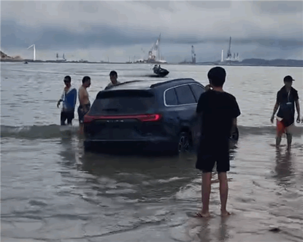 女子把問界M7新車開到海灘 結(jié)果陷車漲潮被淹成泡海車