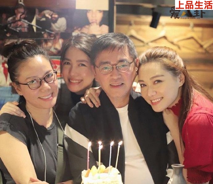 湯洛雯與父母、妹妹