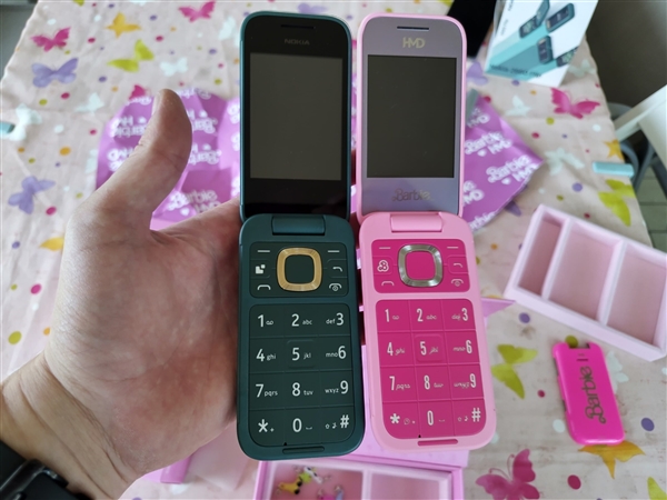 919元！HMD Barbie芭比聯名翻蓋機發布：粉色機身少女心爆棚